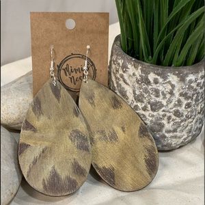 Wood earring w gold whitewash